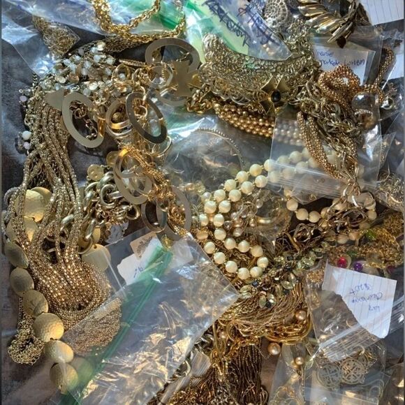 1 LBs vintage modern costume jewelry lot- You curate to your style preferences - Picture 5 of 11